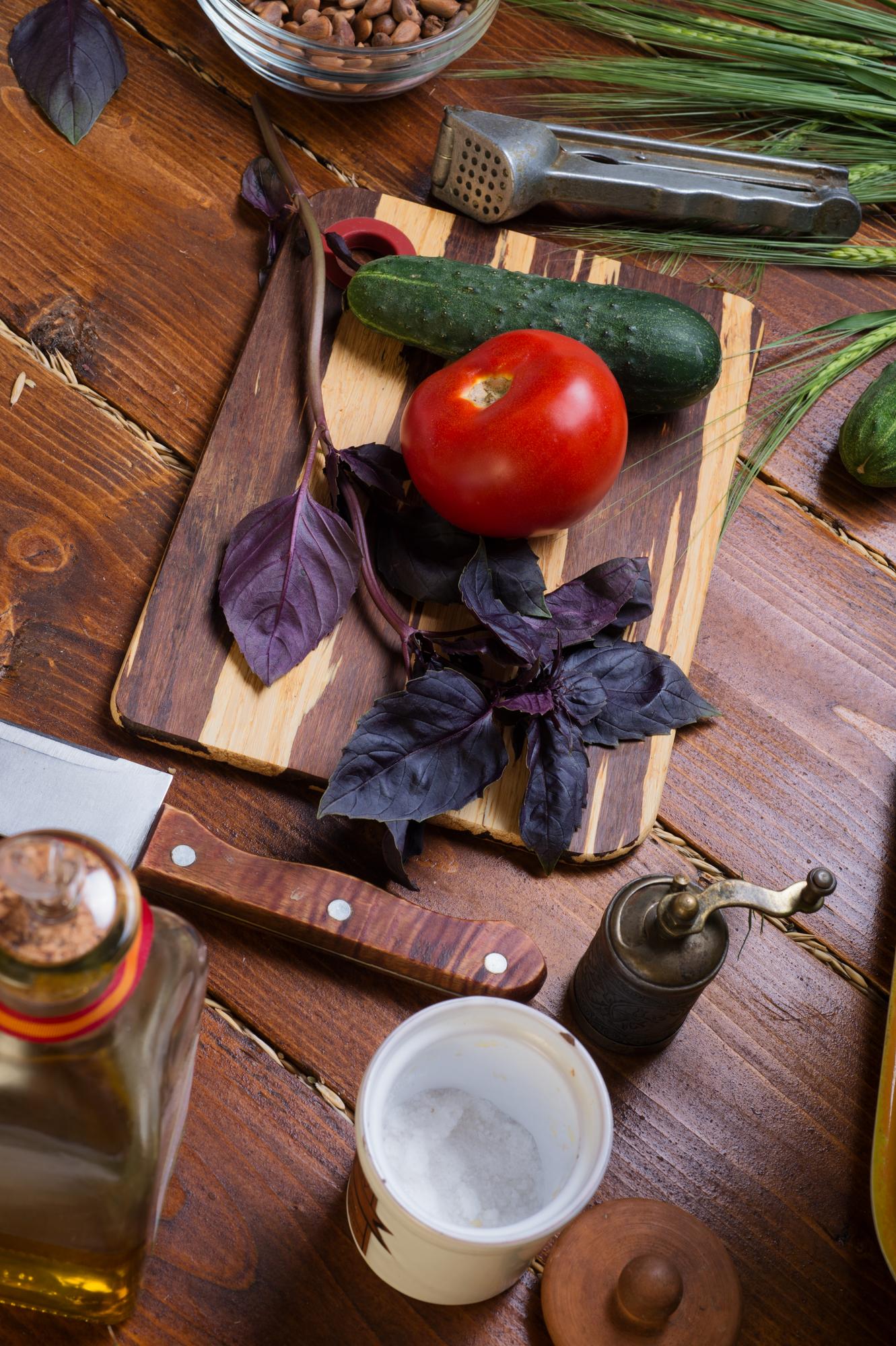 Tavolo con ingredienti locali e utensili artigianali