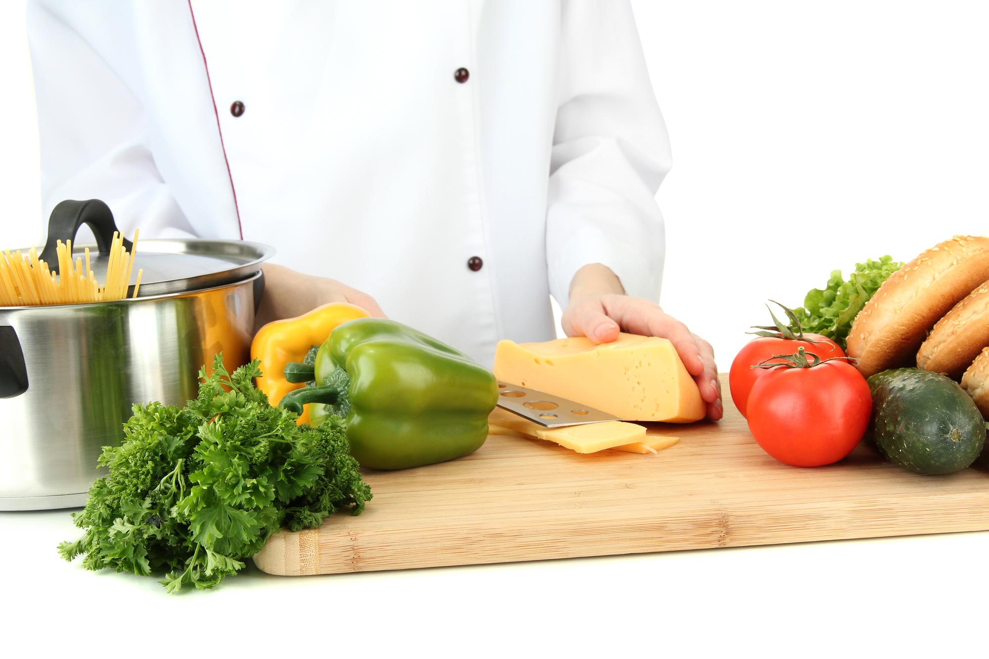 Verdure locali tagliate per una zuppa